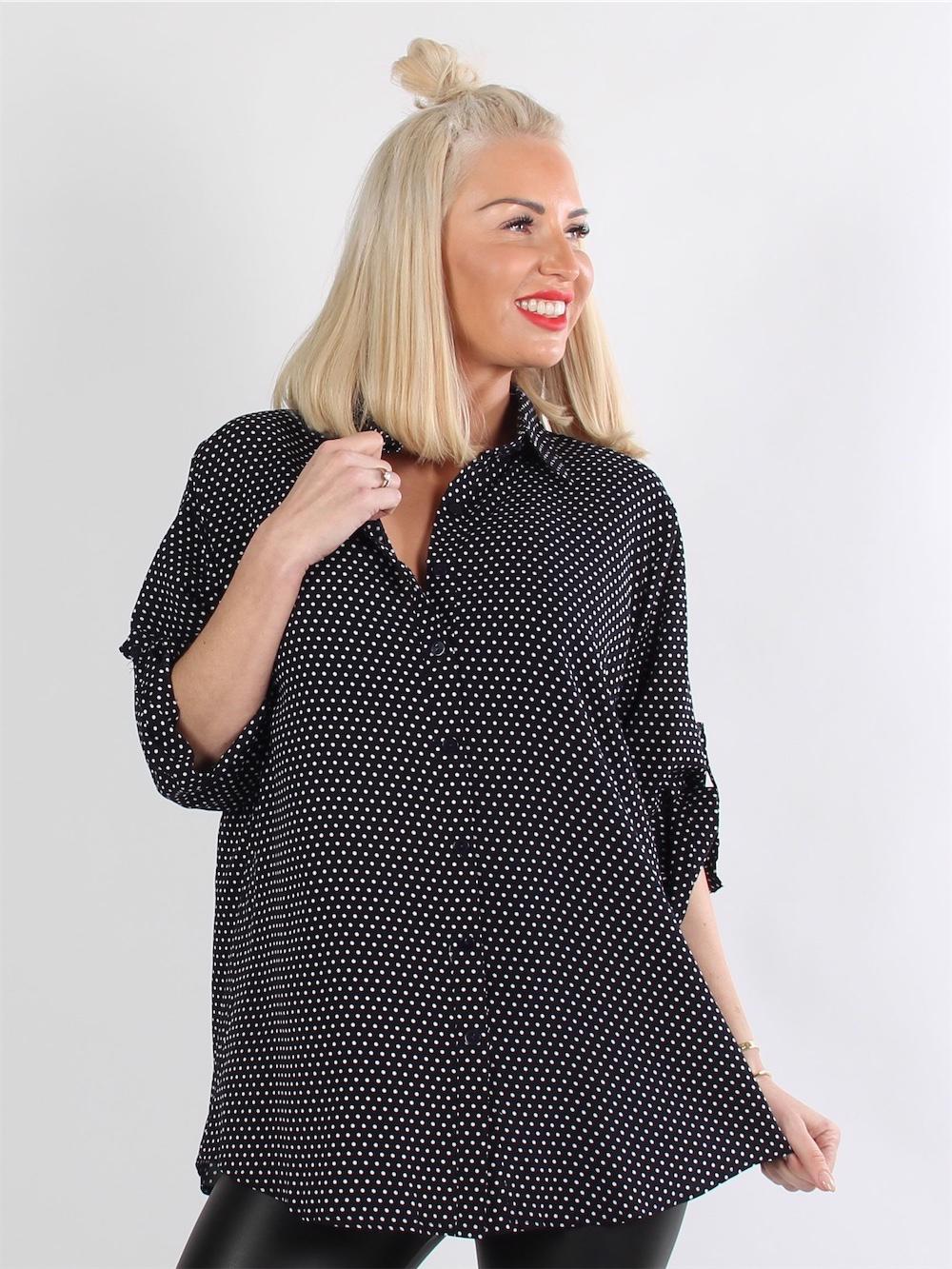 Kerry - Marinblå skjorta med vita prickar och 3/4-ärmar